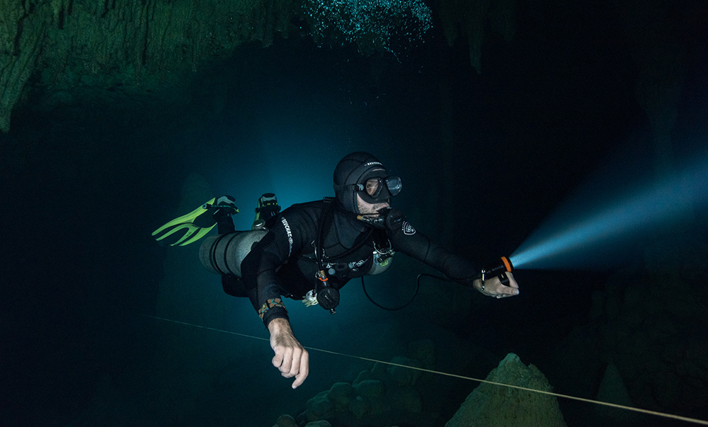 潛水手電（diàn）筒防水（shuǐ）性能，強光潛水（shuǐ）手電筒