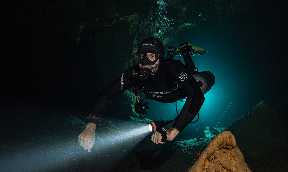 如何選購一支手電筒，潛（qián）水手（shǒu）電照（zhào）明，水域救援（yuán）手電筒，手持式照（zhào）明（míng），水下照明裝備