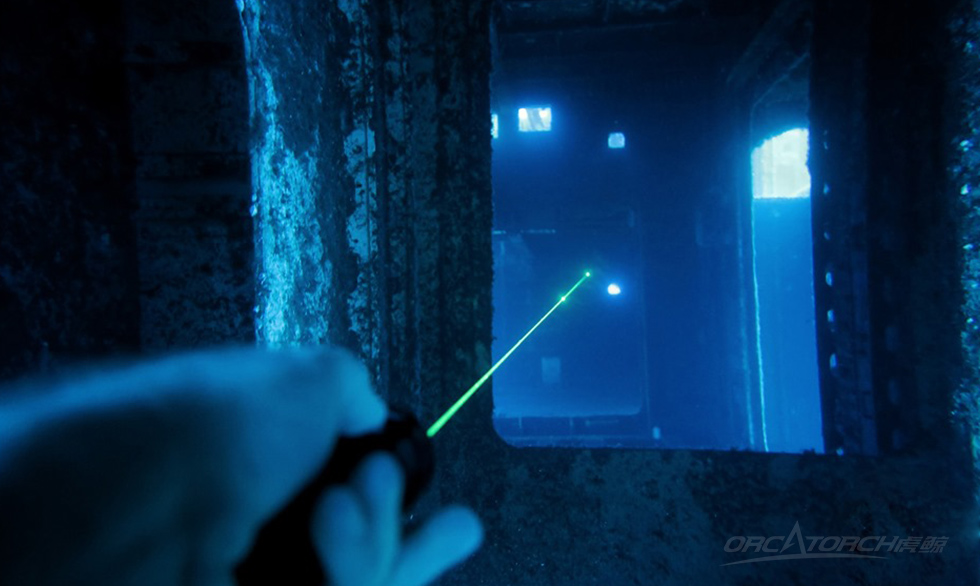 如何（hé）選購一支手電筒，潛（qián）水手電（diàn）照明（míng），水域救援手電（diàn）筒，手持（chí）式照明，水下照明裝備