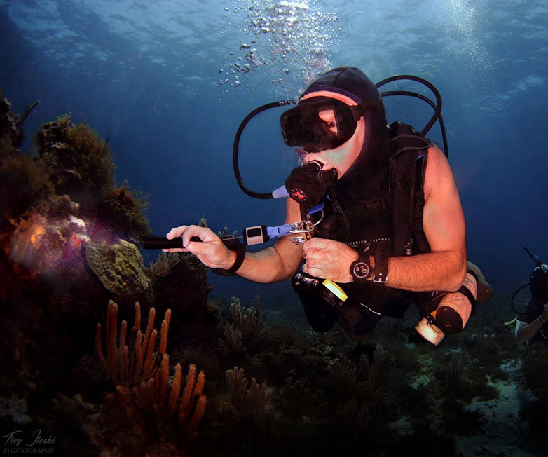 OrcaTorch草莓视频官网 D520迷你潛水手電，小巧手電筒，便捷式潛水手電筒，洞穴潛水燈