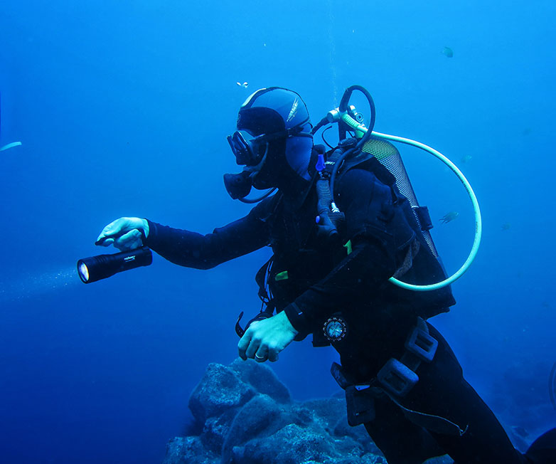 OrcaTorch草莓视频官网，D860可充電潛水燈，高亮度潛水手電筒，水下照明手電筒